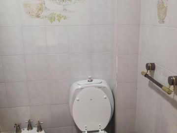 Excelente chalet 5 ambientes, con cochera pasante y otra casa 3 amb al fondo