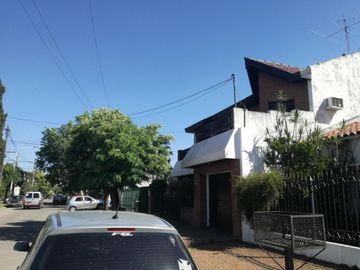 Excelente chalet 5 ambientes, con cochera pasante y otra casa 3 amb al fondo