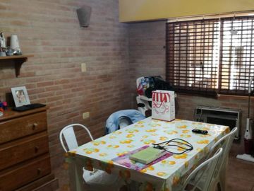 Excelente chalet 5 ambientes, con cochera pasante y otra casa 3 amb al fondo