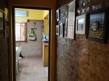 Excelente chalet 5 ambientes, con cochera pasante y otra casa 3 amb al fondo