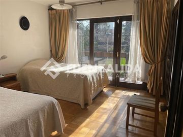 Amplia casa en venta 5 dormitorios en Las Condes, ERZ