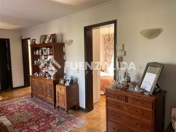 Amplia casa en venta 5 dormitorios en Las Condes, ERZ