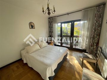Amplia casa en venta 5 dormitorios en Las Condes, ERZ