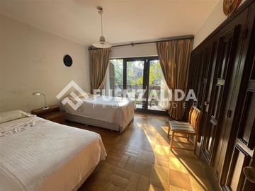 Amplia casa en venta 5 dormitorios en Las Condes, ERZ