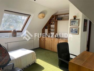 Amplia casa en venta 5 dormitorios en Las Condes, ERZ