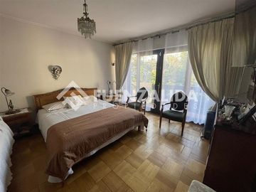 Amplia casa en venta 5 dormitorios en Las Condes, ERZ