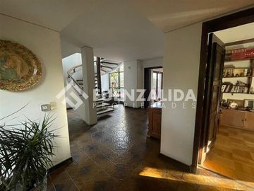 Amplia casa en venta 5 dormitorios en Las Condes, ERZ