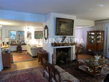 Amplia casa en venta 5 dormitorios en Las Condes, ERZ
