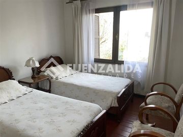 Amplia casa en venta 5 dormitorios en Las Condes, ERZ