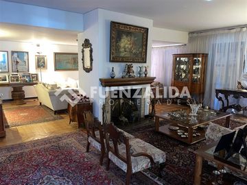 Amplia casa en venta 5 dormitorios en Las Condes, ERZ