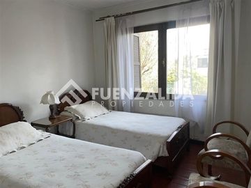 Amplia casa en venta 5 dormitorios en Las Condes, ERZ