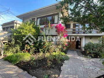 Amplia casa en venta 5 dormitorios en Las Condes, ERZ