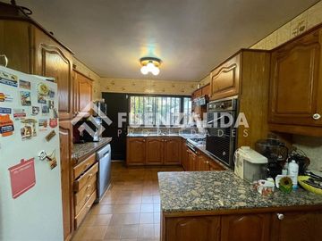 Amplia casa en venta 5 dormitorios en Las Condes, ERZ