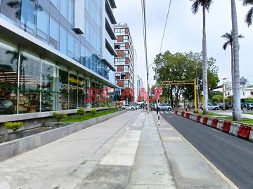 Esta es la oportunidad que estabas esperando: Ubicado entre las Avenidas Petit Thouars y Av Arequipa, a unas cuadras del emblemático Olivar y muy cerc