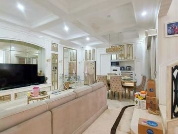 Rumah 3 lantai putih dengan rooftop di bangka kemang