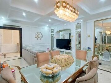 Rumah 3 lantai putih dengan rooftop di bangka kemang