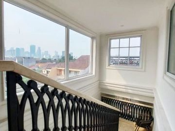 Rumah 3 lantai putih dengan rooftop di bangka kemang