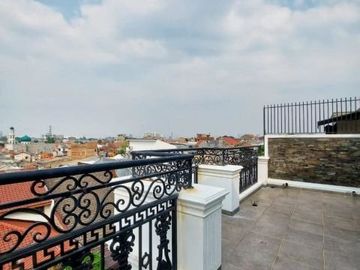 Rumah 3 lantai putih dengan rooftop di bangka kemang