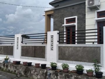 DIJUAL CEPAT BUTUH UANG RUMAH BARU SIAP HUNI 100 METER KE JALAN UTAMA
