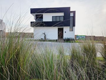 Casa en VENTA con ALBERCA fraccionamiento PUNTA TIBURON