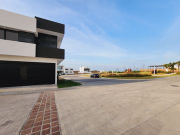 Casa en VENTA con ALBERCA fraccionamiento PUNTA TIBURON