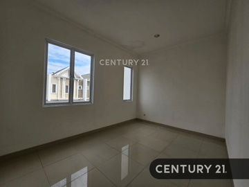 Rumah LT 90m Bagus Siap Huni Di Cluster South Thames JGC