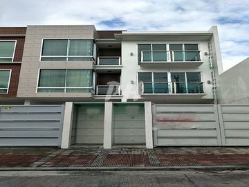 Best Buy Town House For Sale In Quezon City At 13M PH958
