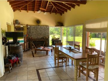 Expectacular casa quinta en B. El Rodeo!!!