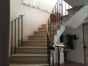 Vendo Excelente Casa Dos Pisos, Una Cuadra Del Mall