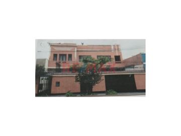 VENTA DE CASA COMO TERRENO Jesús María, Lima 
Excelente  terreno de 355.50 mts con parámetros para construir hasta 8 pisos a 30 mts de la Av Cuba cer