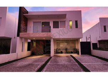 INCREIBLE OFERTA CASA CON SOTANO Y AMPLIO JARDÍN EN LOMAS DE JURIQUILLA AHORA MÁS ACCESIBLE