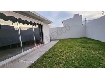 INCREIBLE OFERTA CASA CON SOTANO Y AMPLIO JARDÍN EN LOMAS DE JURIQUILLA AHORA MÁS ACCESIBLE