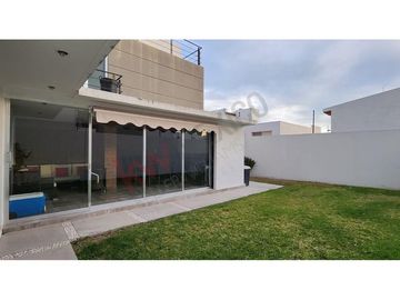 INCREIBLE OFERTA CASA CON SOTANO Y AMPLIO JARDÍN EN LOMAS DE JURIQUILLA AHORA MÁS ACCESIBLE