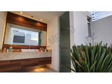 INCREIBLE OFERTA CASA CON SOTANO Y AMPLIO JARDÍN EN LOMAS DE JURIQUILLA AHORA MÁS ACCESIBLE