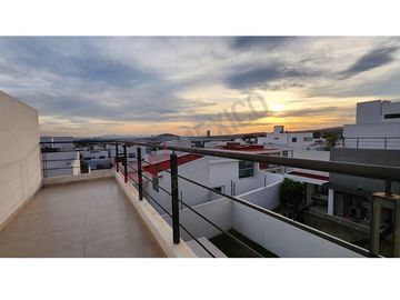 INCREIBLE OFERTA CASA CON SOTANO Y AMPLIO JARDÍN EN LOMAS DE JURIQUILLA AHORA MÁS ACCESIBLE
