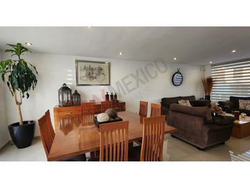 INCREIBLE OFERTA CASA CON SOTANO Y AMPLIO JARDÍN EN LOMAS DE JURIQUILLA AHORA MÁS ACCESIBLE