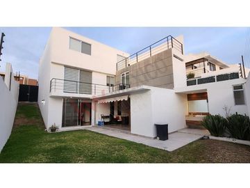 INCREIBLE OFERTA CASA CON SOTANO Y AMPLIO JARDÍN EN LOMAS DE JURIQUILLA AHORA MÁS ACCESIBLE