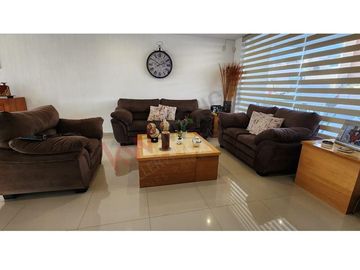 INCREIBLE OFERTA CASA CON SOTANO Y AMPLIO JARDÍN EN LOMAS DE JURIQUILLA AHORA MÁS ACCESIBLE