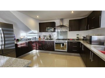 INCREIBLE OFERTA CASA CON SOTANO Y AMPLIO JARDÍN EN LOMAS DE JURIQUILLA AHORA MÁS ACCESIBLE