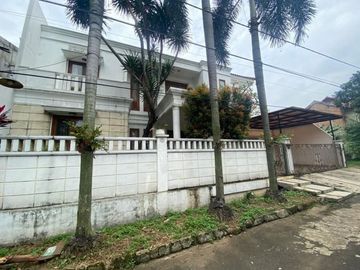 Rumah second 2 lantai, lokasi strategis ada garasi dan carport