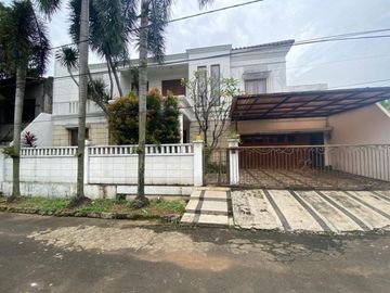 Rumah second 2 lantai, lokasi strategis ada garasi dan carport