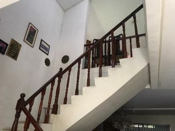 Rumah second 2 lantai, lokasi strategis ada garasi dan carport