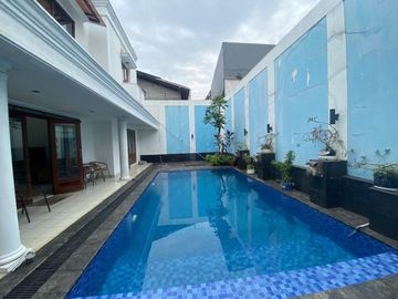 Rumah second 2 lantai, lokasi strategis ada garasi dan carport