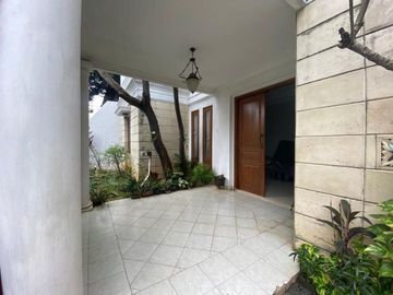 Rumah second 2 lantai, lokasi strategis ada garasi dan carport