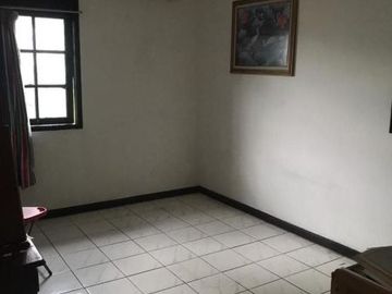 Rumah second 2 lantai, lokasi strategis ada garasi dan carport