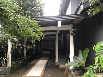 Rumah second 2 lantai, lokasi strategis ada garasi dan carport