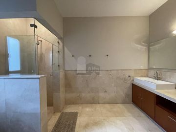Residencia con alberca y vista al campo de tiro en Metepec