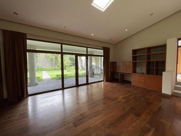 Residencia con alberca y vista al campo de tiro en Metepec