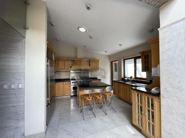 Residencia con alberca y vista al campo de tiro en Metepec