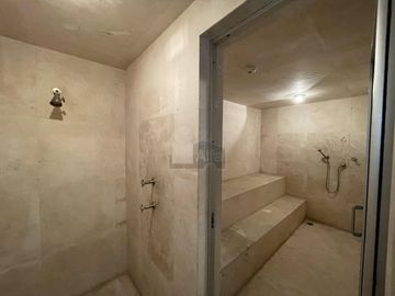 Residencia con alberca y vista al campo de tiro en Metepec